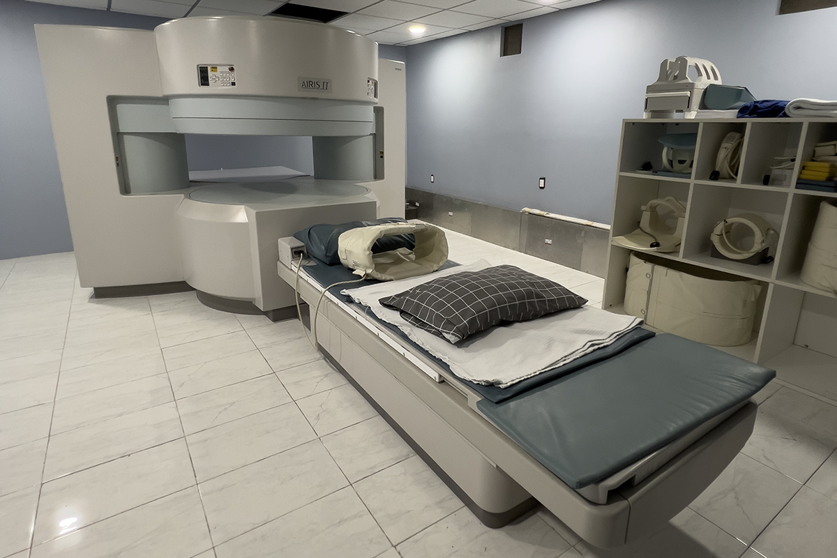 Equipo de resonancia magnética de Hospital Dubai