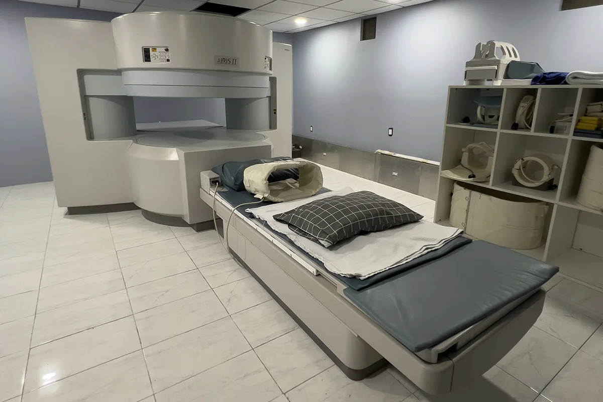 Equipo de resonancia magnética de Hospital Dubai